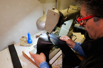 Dentro il laboratorio del calzolaio