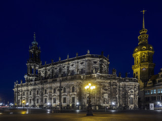Fototapeta na wymiar Katholische Hofkirche, SS.Trinitatis, Gaetano Chivetano, Nachtaufnahme, Sachsen, Dresden, Deutschland