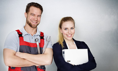 Auszubildende in Büro und Werkstatt