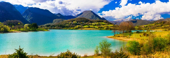 Deurstickers Beautiful autumn landscape with turquoise lake Lago di Castel San Vincenzo in Molise, Italy © Freesurf
