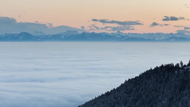 Timelapse de la mer de brouillard qui recouvre la plaine, devant les Alpes.
