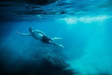 Mann schwimmt unterwasser