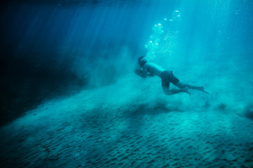 Mann läuft unterwasser