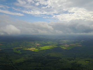 Obraz premium Hoherodskopf im Vogelsberg aus der Luft