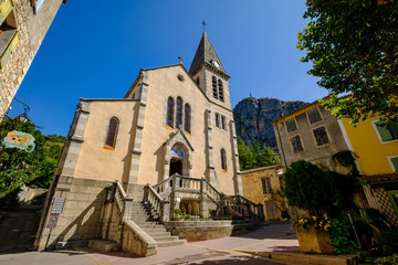 Fototapeta na wymiar Village de Castellane, France, Alpes de Haute Provence. Eglise et le rocher.