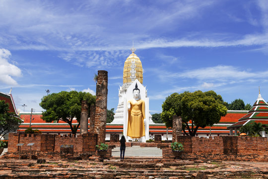 Buddhists worshiping the statues of the great Buddha in the daytime