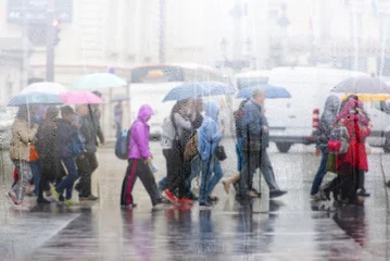 Crédence de cuisine en verre imprimé Orage Personnes traversant la route pendant la pluie