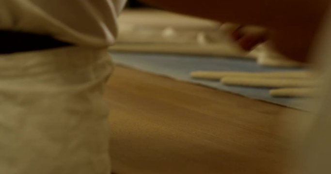B&auml;cker macht Brezen