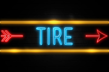 Obraz premium Tire - fluorescent Neon Sign on brickwall Front view