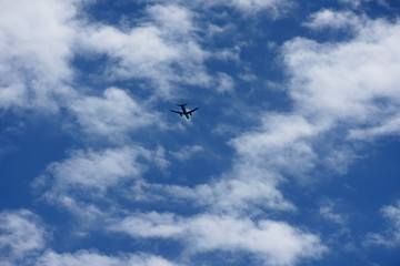 飛行機と青空と雲「空想・雲のモンスター」見送る、旅立ち、未来へなどのイメージ