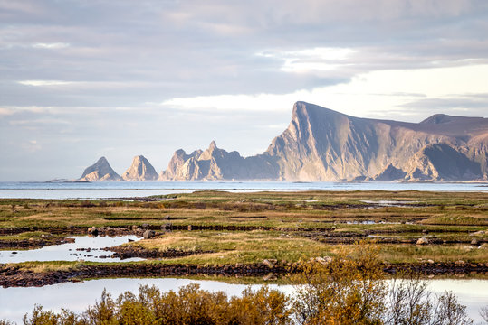 Norwegen, Nordland, And&oslash;y, Die markanten Berge bei Bleik auf And&oslash;ya (Vester&aring;len)