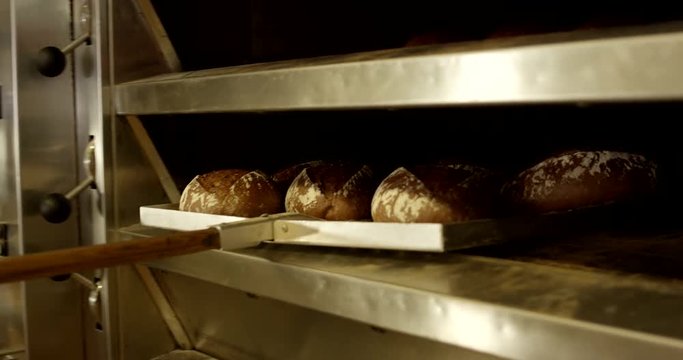 B&auml;cker backt Brot