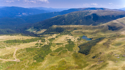 Fototapeta na wymiar Lake Apshinets in Carpathians mountain