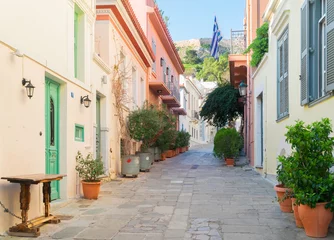 Zelfklevend Fotobehang kleine geplaveide straat van het district Placa met de Akropolis-heuvel in Athene, Griekenland © neirfy