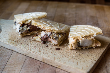Halva ice cream sandwich / Kagit helva arasi dondurma.
