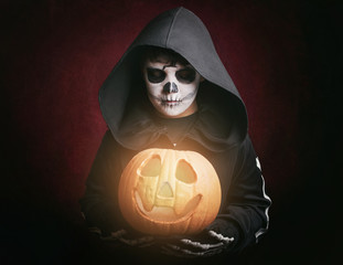 niño en halloween