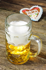 Maßkrug in Bayern auf dem Oktoberfest mit Herz als Souvenir