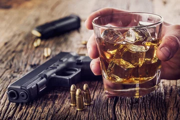 Tableaux ronds sur aluminium brossé Bar Gun and alcohol. 9mm pistol gun and cup whiskey cognac or brandy