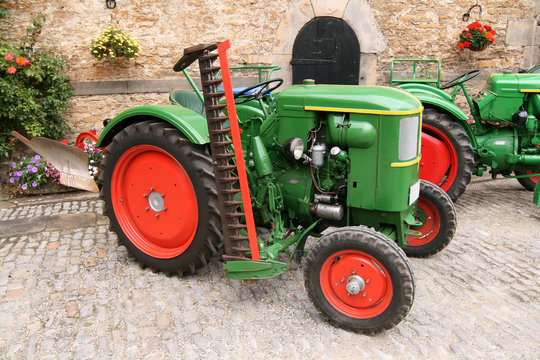 Alter deutscher Traktor im Schlo&szlig;hof