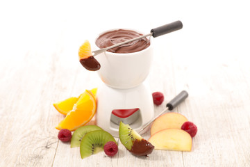 chocolate sauce fondue with fruits