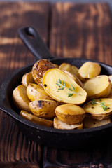 Baked spicy potatoes with thyme on parchment