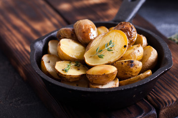 Baked spicy potatoes with thyme on parchment