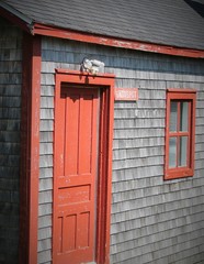 Obraz premium old house, Gaspésie, red door