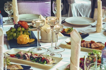 Preparation for the banquet. There are snacks on the tables.