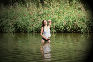 Fototapeta premium jeune femme se baignant