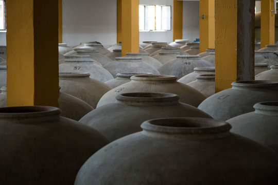 bodega con dep&oacute;sitos de hormig&oacute;n, para destilar el vino 