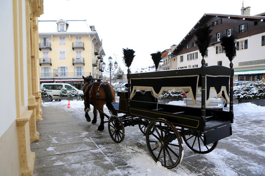 Cal&egrave;che fun&egrave;bre. Corbillard. Eglise Saint-Gervais et Saint-Protais. Saint-Gervais-les-Bains. / Funeral carriage. Hearse. Church of St. Gervais and St. Protais. Saint-Gervais-les-Bains. ..