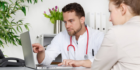 Fototapeta premium Arzt erläutert Patientin die Untersuchungsergebnisse