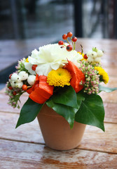 Herbstliches Blumengesteck mit Physalis