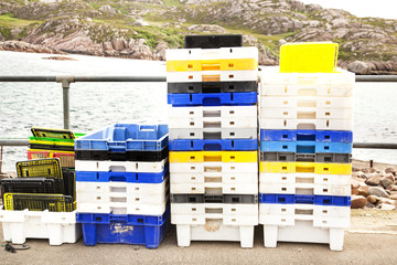contenedores de plástico para transportar el pescado desde el puerto al mercado