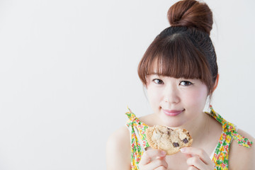 クッキーを食べる女性・白バック