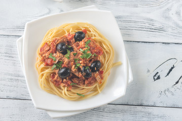 Spaghetti with tuna and black olives