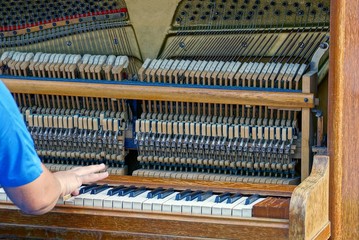 рука человека нажимает на клавиши в открытом пианино © butus