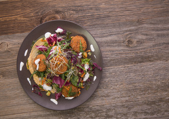 Salat mit Falaffel