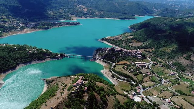 in volo sul meraviglioso lago del Turano in provincia di Rieti