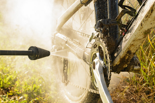 Limpiar la bicicleta de montaña con agua a presión