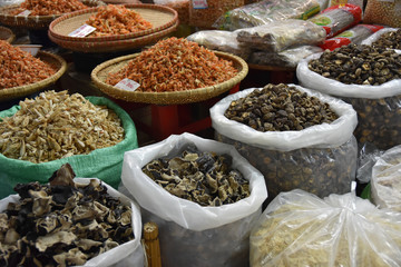 Orientalische Gewürze und Pilze