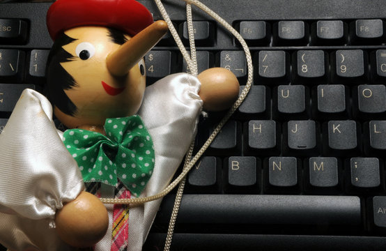 Fake news Not&iacute;cia falsa Fejknyheter Not&iacute;cias falsas Valeuutinen video Notizia falsa Nepnieuws 