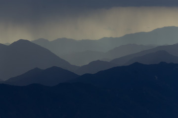 Fototapeta na wymiar Berge im Regen 6