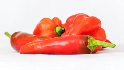 rote frische paprika isoliert