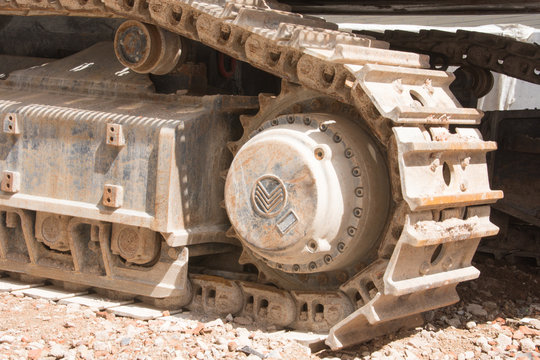 Bagger mit Kettenantrieb steht auf Baustelle