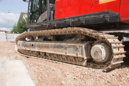 Bagger mit Kettenantrieb steht auf Baustelle