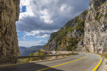 серпантинная дорога в горах с красивым видом 