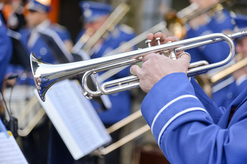 Posaunenchor in Uniform gibt Konzert  - Nahaufnahme Spieler mit Trompete