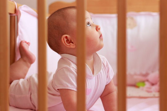 Beb&eacute; en su cuna mirando hacia arriba