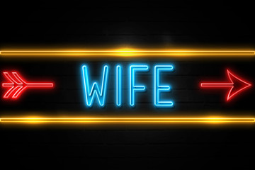 Obraz premium Wife - fluorescent Neon Sign on brickwall Front view
